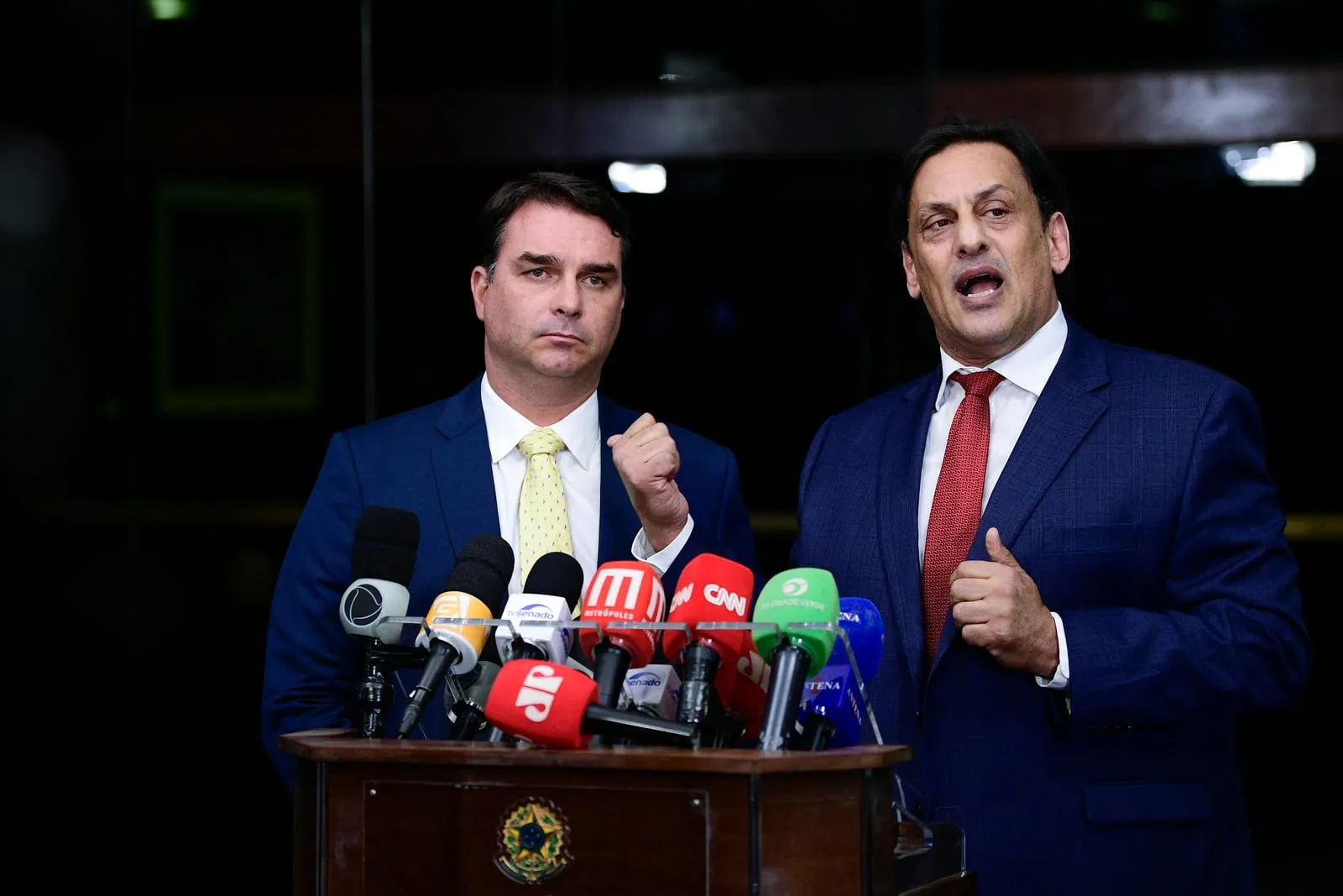O senador Flávio Bolsonaro e o advogado Frederick Wassef em entrevista coletiva no Senado Federal